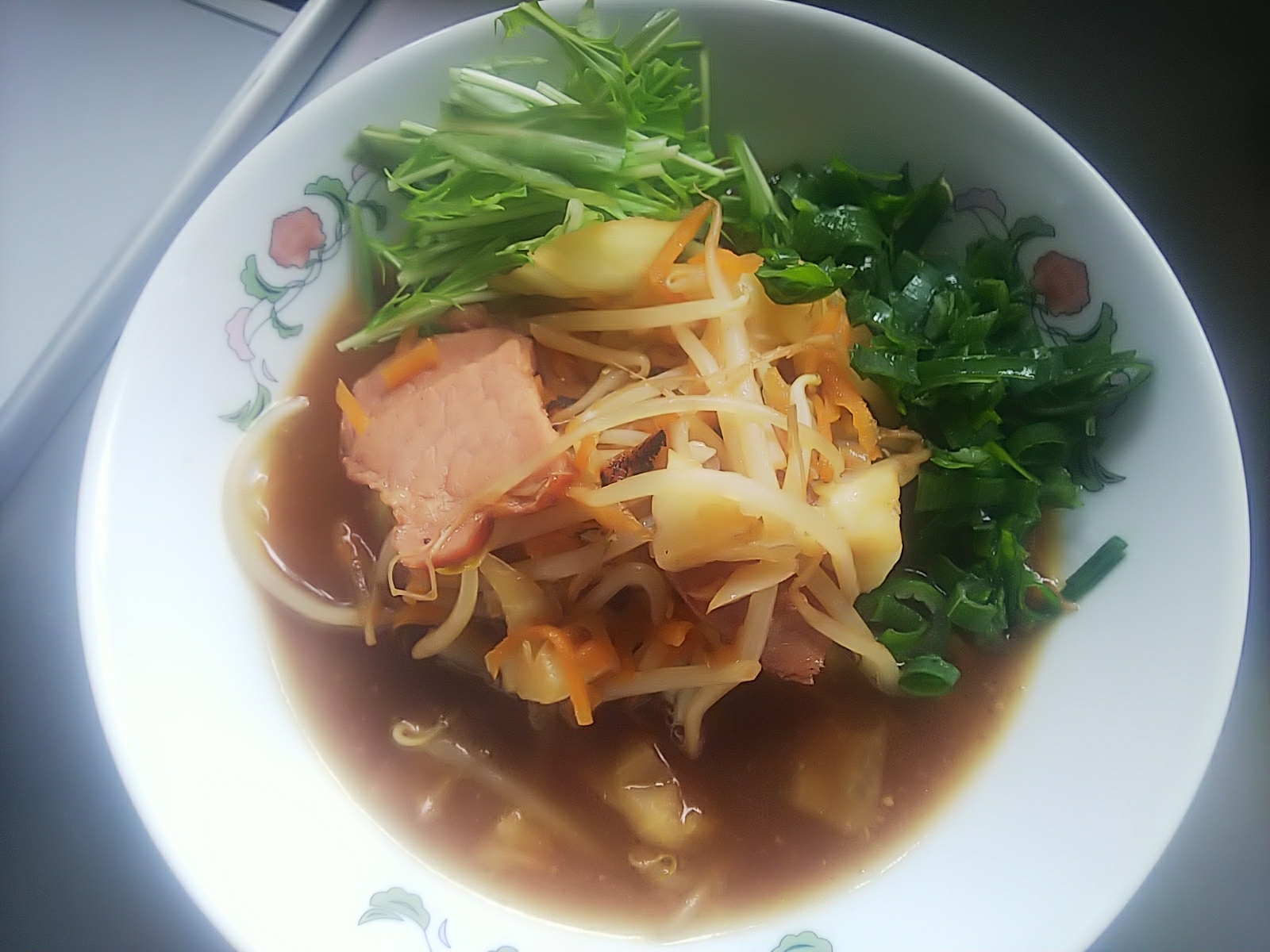 野菜炒めトッピングの醤油ラーメン