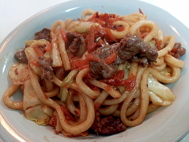 牛肉とキャベツと人参の焼きうどん