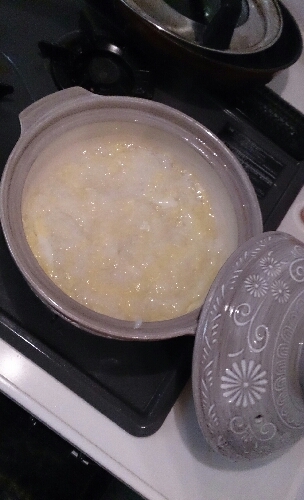 旦那が発熱により食欲なかったので、お米から炊きました。そのままでも美味しかったけど卵をプラス。ふんわり美味しいお粥になりました。レシピありがとうございました！
