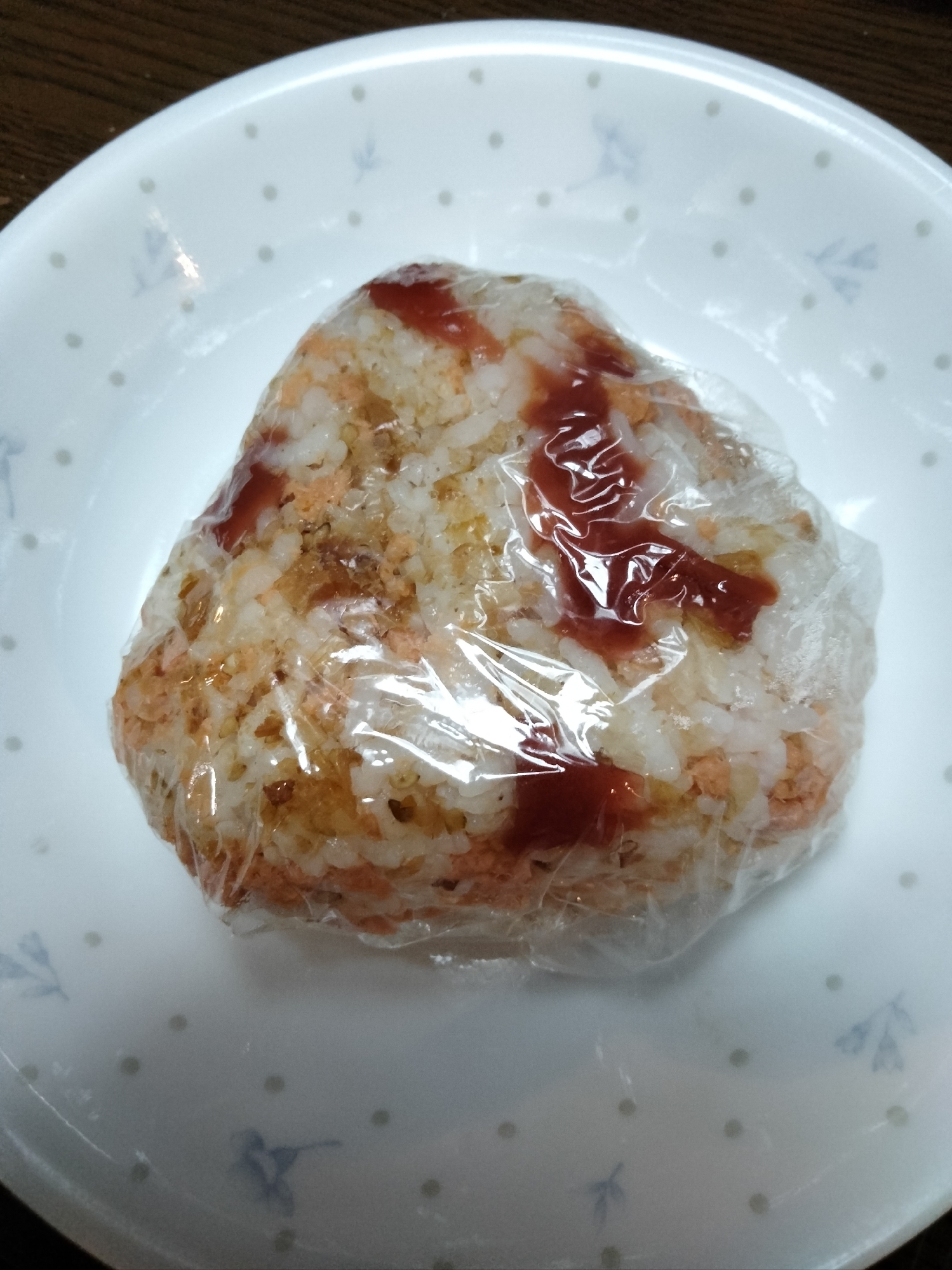 梅干と鮭フレーク、おかか混ぜたおにぎり レシピ・作り方 by あやなお 