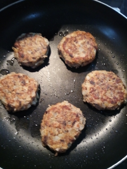 サバ缶のハンバーグ美味しいです。火の通りを考えなくていいので簡単でした。