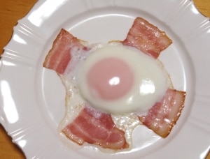目玉焼きをチョット豪華に☆ベーコンエッグ レシピ・作り方 by ライム