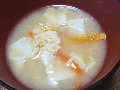 玉ねぎがなくにんじんを使いました。ふんわりした卵が味噌とも豆腐ともよく合いますね！