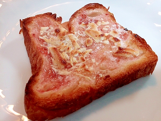 いちごジャムとホワイトチョコのデニッシュパン