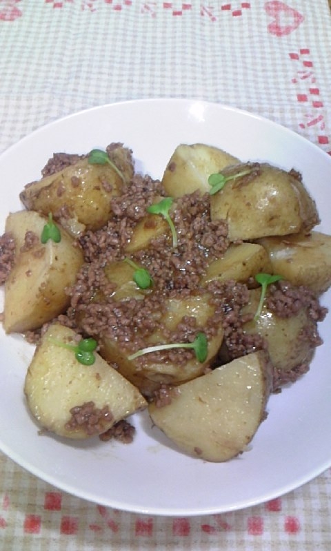 新じゃがとひき肉のそぼろ煮♪