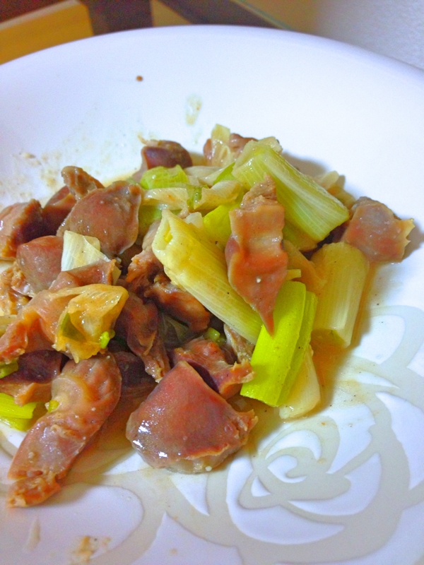 冷めても美味しい♡とろとろ長ネギと砂肝炒め