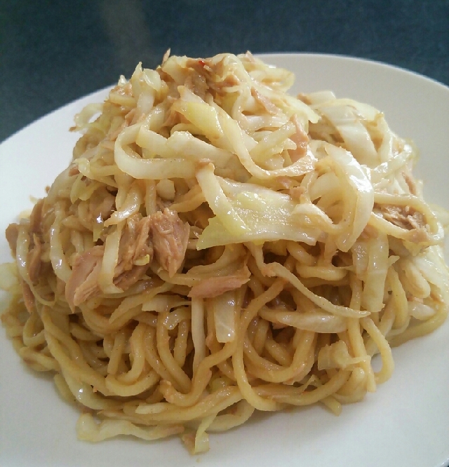 添付のタレで簡単味付け☆ツナキャベ焼きラーメン