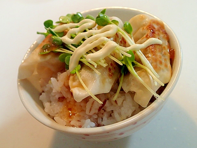 玉ぽん/マヨで　焼き餃子とかいわれ大根のっけてご飯