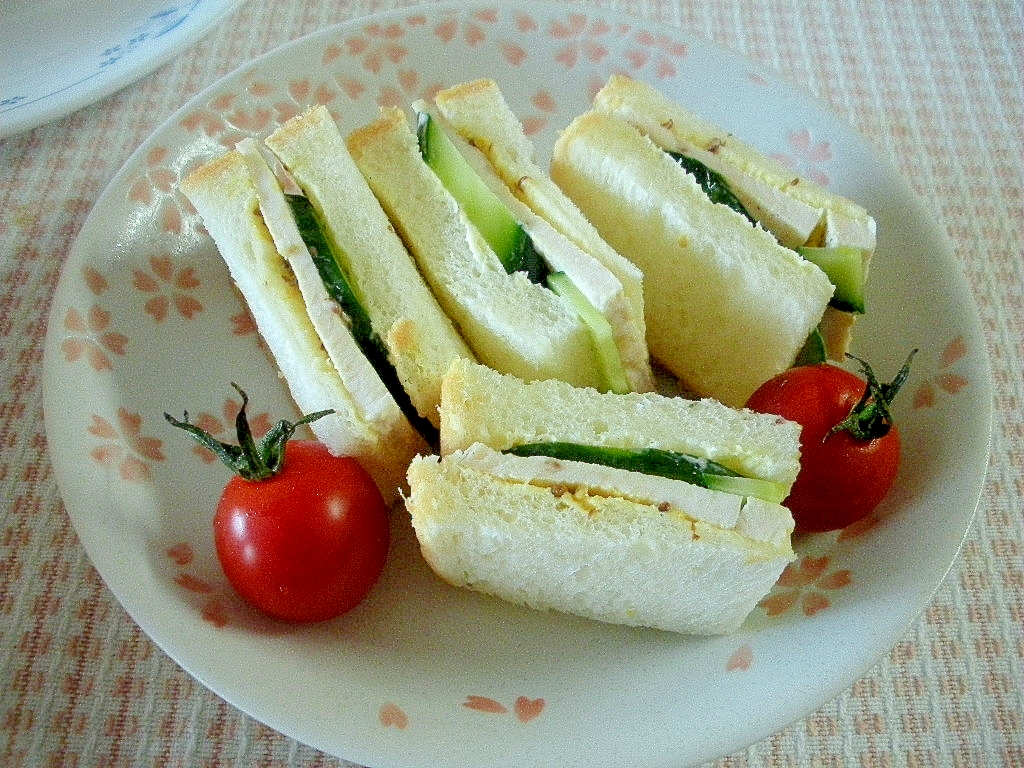【お手伝いレシピ】鶏ハムときゅうりのサンドイッチ