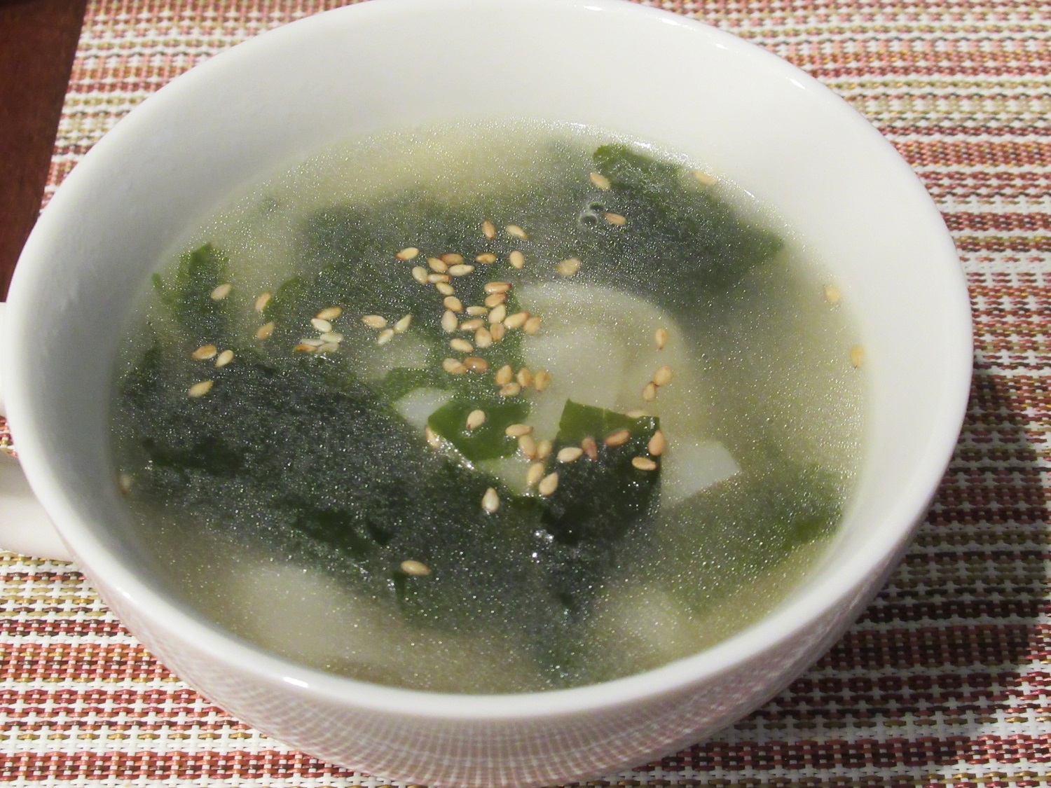 余った餃子の皮で!ワカメと餃子の皮の中華スープ