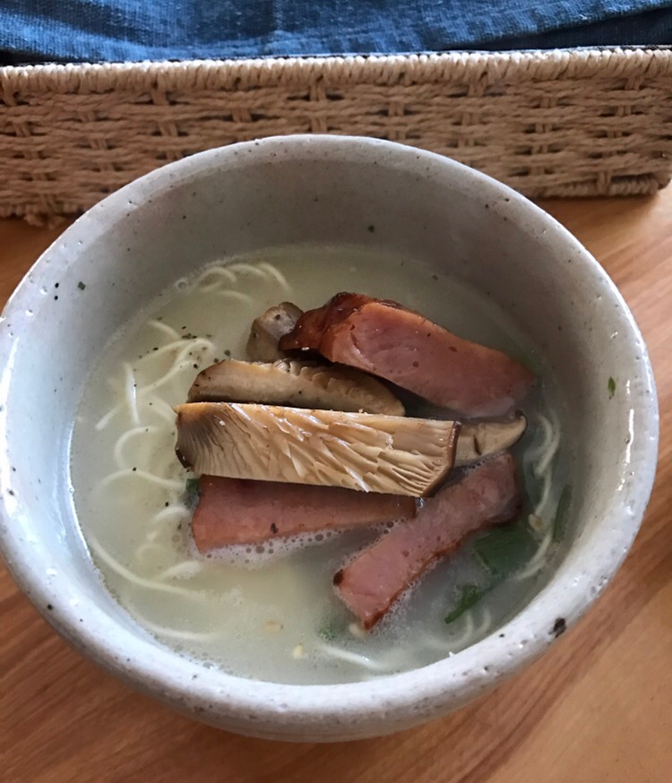 焼き豚とアワビ茸炒めのせとんこつラーメン