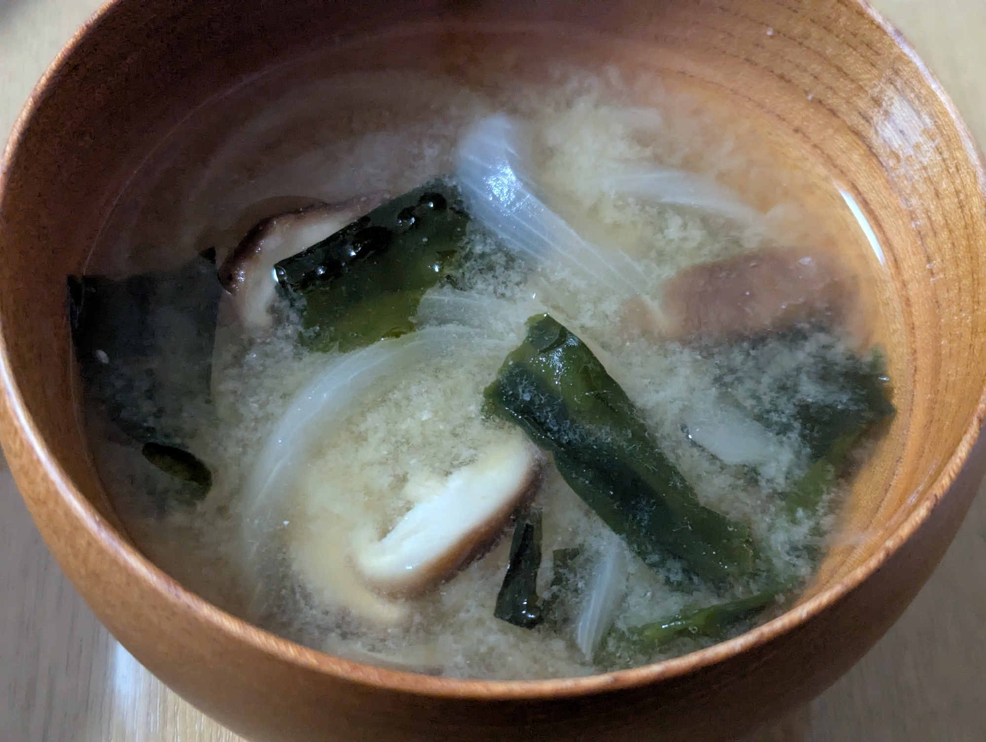 しいたけ、たまねぎ、わかめのお味噌汁
