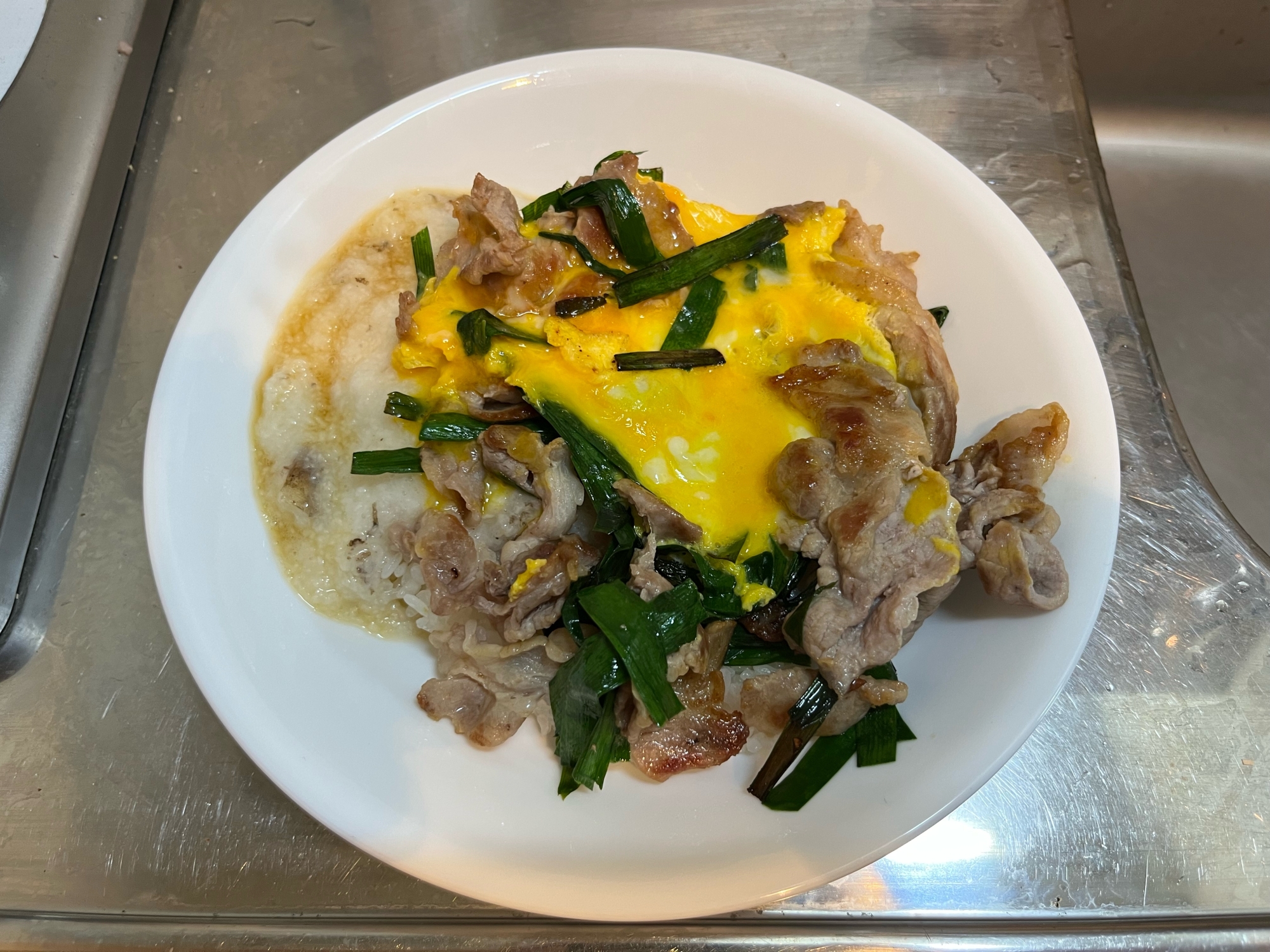 豚小間肉と卵炒めとろろ丼