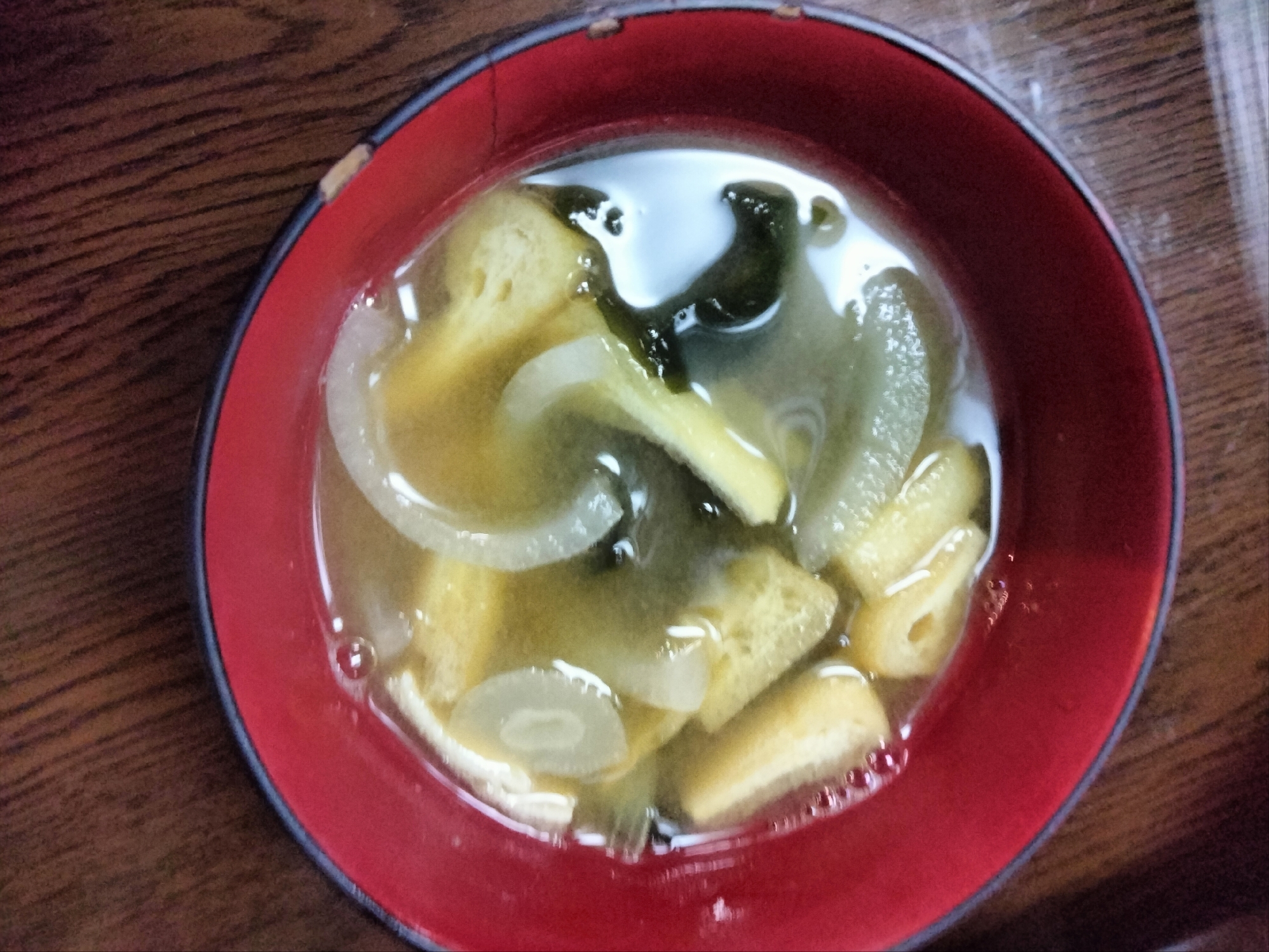 玉ねぎとわかめ油揚げの味噌汁