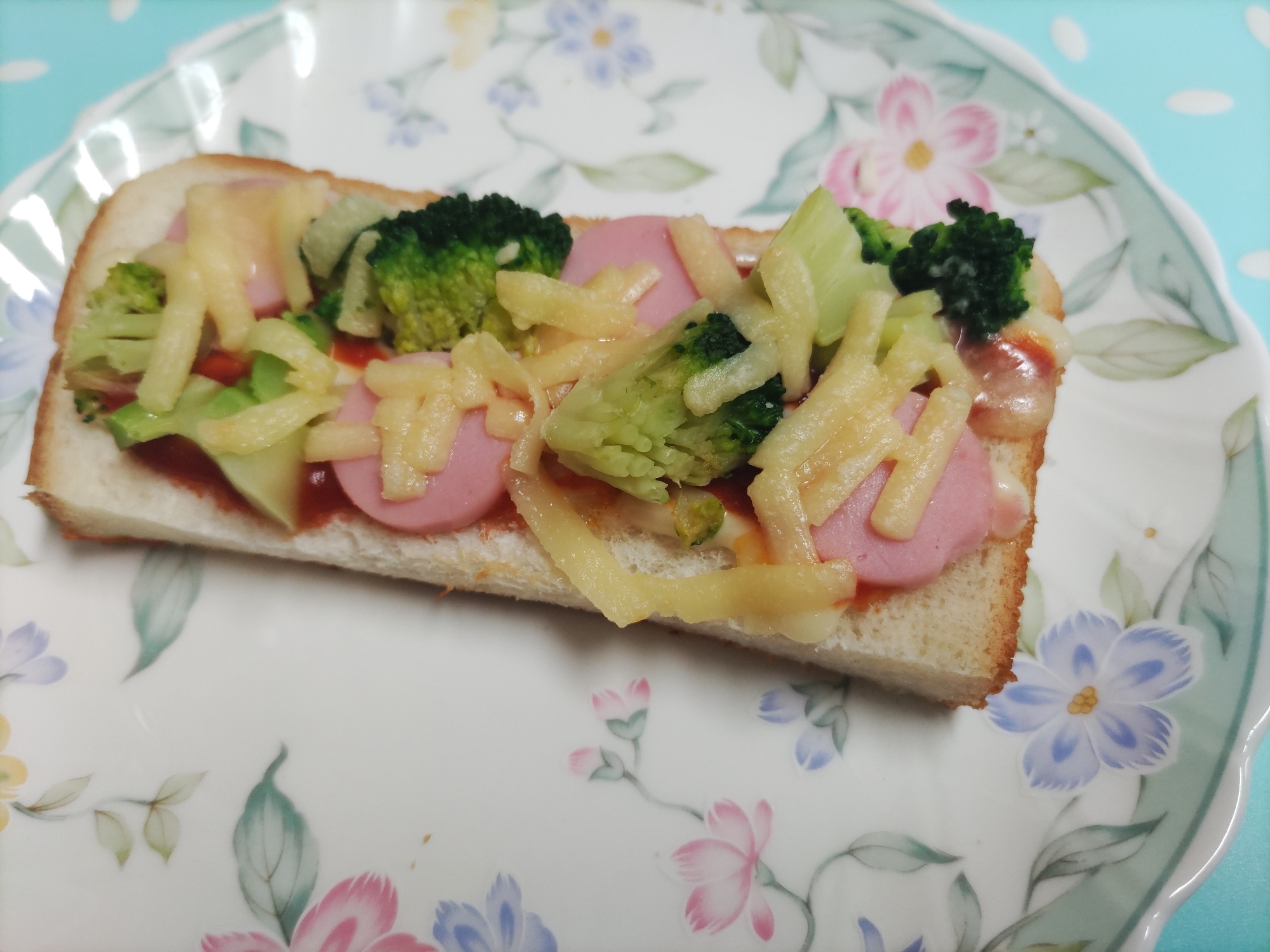 魚肉ソーセージとブロッコリーのチーズトースト