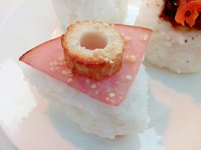 ロースハムと竹輪とパルメザンチーズの焼おにぎり