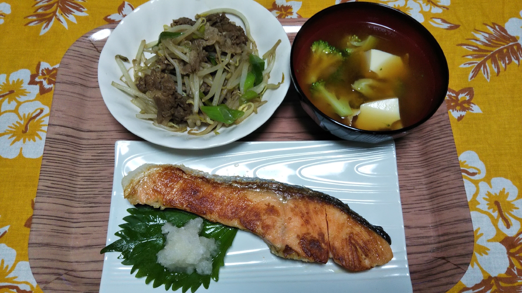 焼き鮭ともやし牛肉炒めと絹揚げブロッコリーの味噌汁