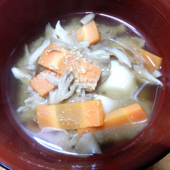 里芋を入れた舞茸味のスープ