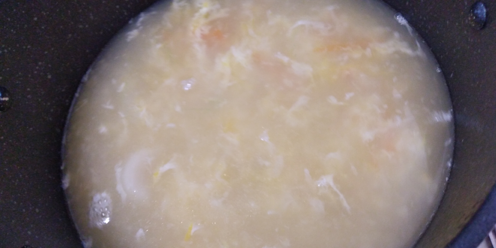 玉ねぎ、にんじん入り、鶏ガラスープで、たまごスープ
