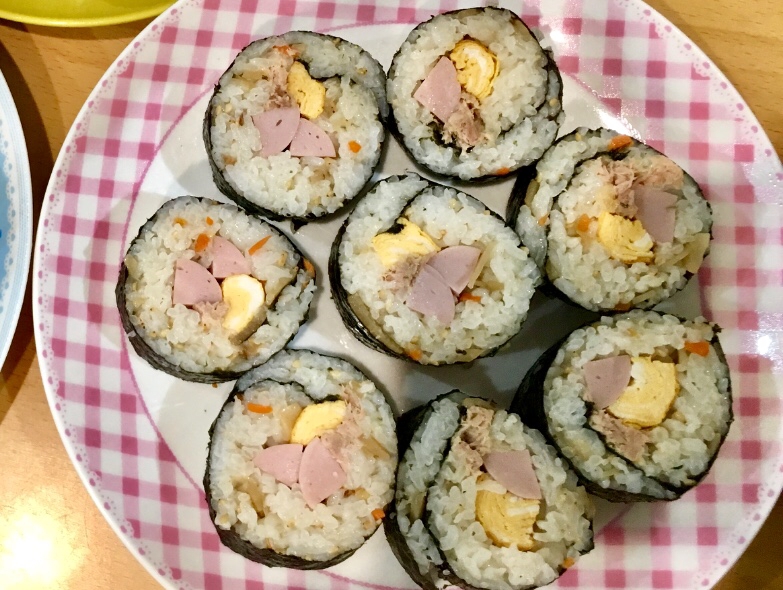 子供もパクパク☆ちらし寿司の素で簡単な巻き寿司