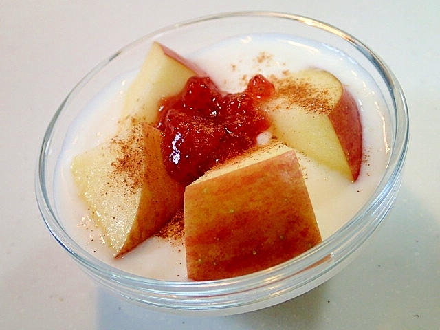 林檎と苺ジャムとシナモンシュガーの美的ヨーグルト