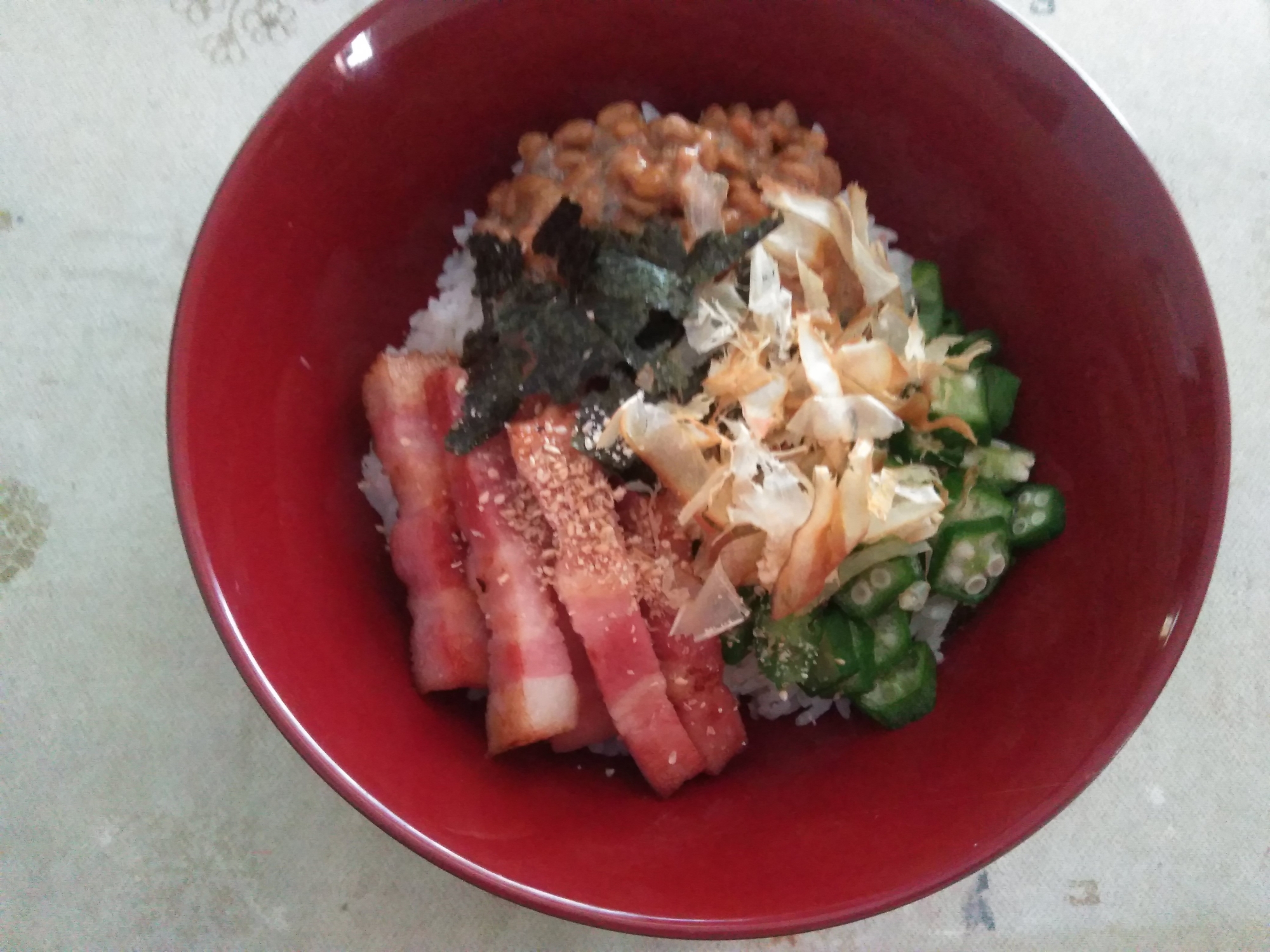 ベーコンとネバネバ丼