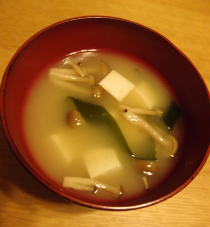 生わかめと絹ごし豆腐としめじのお味噌汁(*^^*)