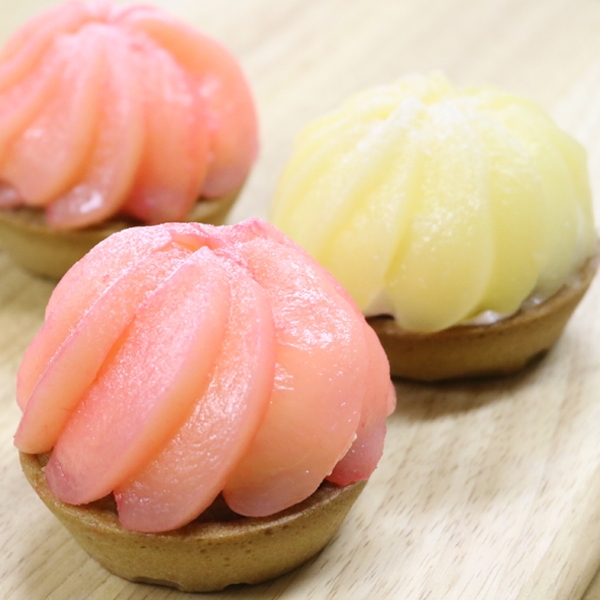 ピーチタルトが3個置かれている