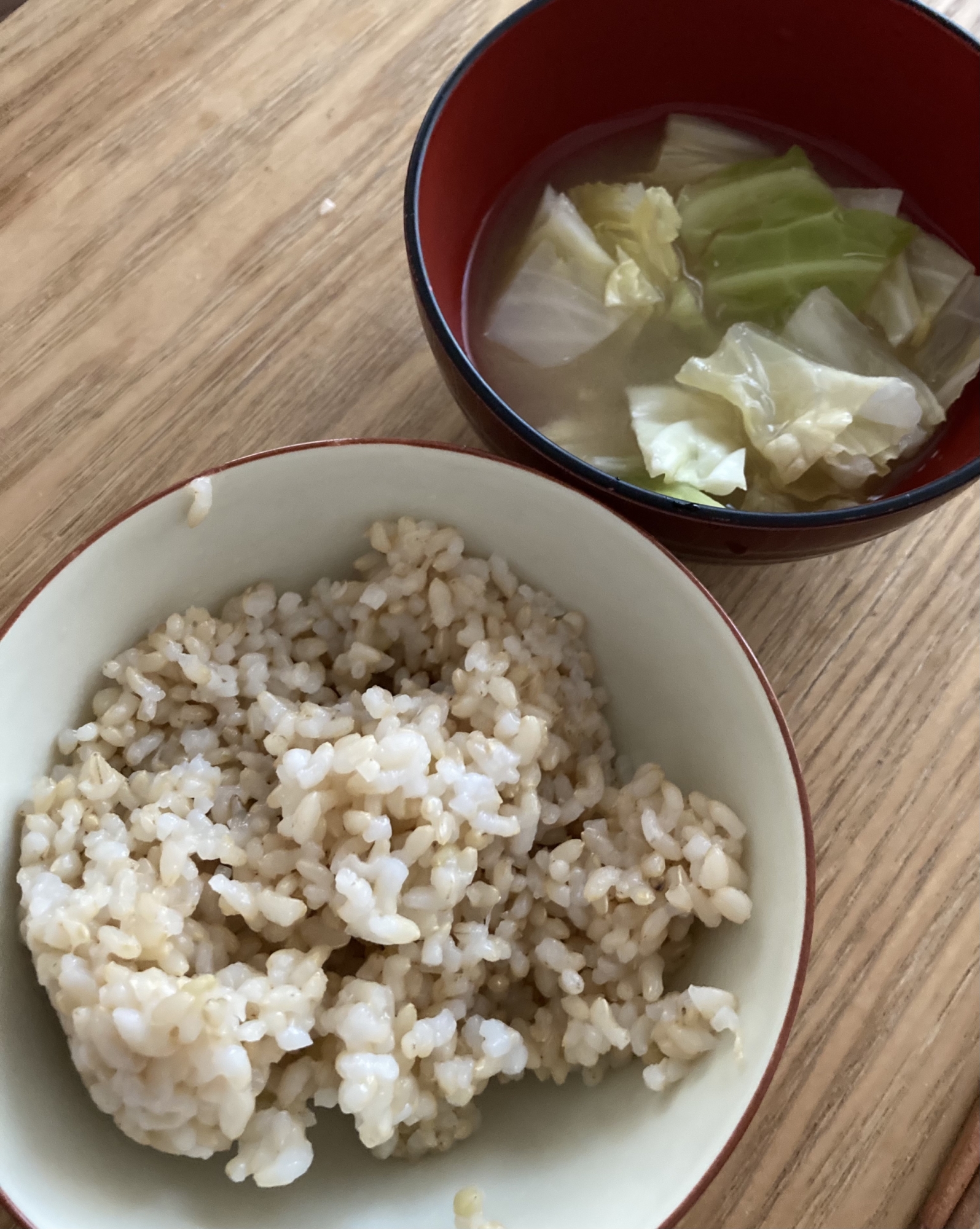 キャベツ味噌汁と塩玄米ごはんだきの朝ごはん