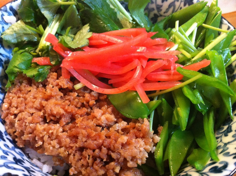 歯ごたえシャキシャキ！三色そぼろ丼