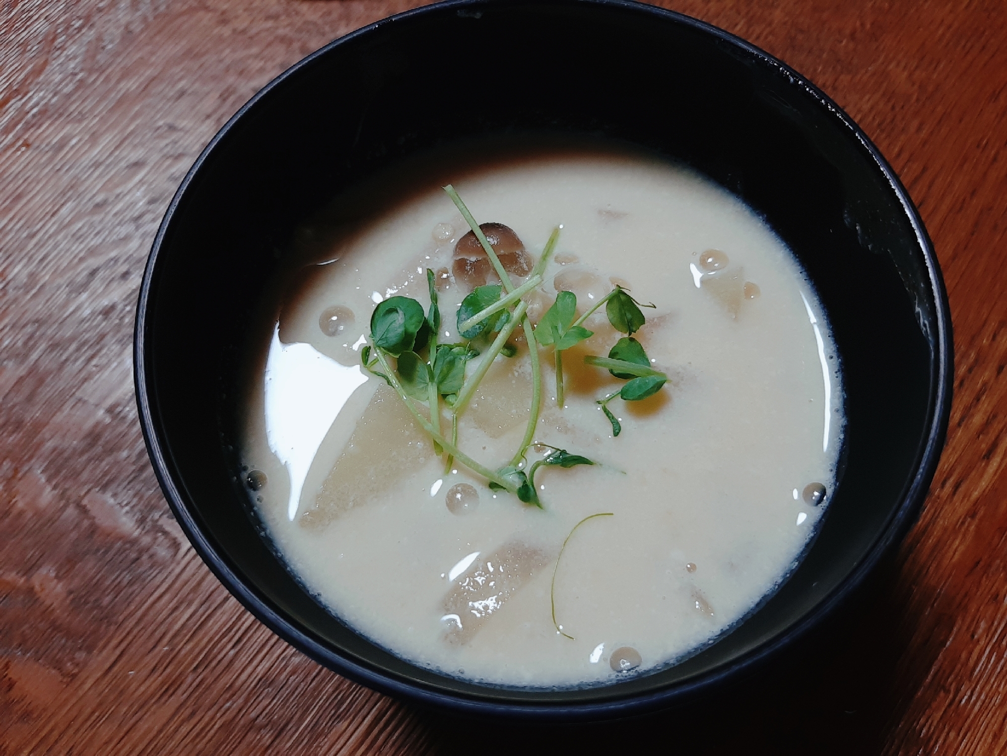 じゃが芋と玉ねぎとしめじの豆乳味噌汁