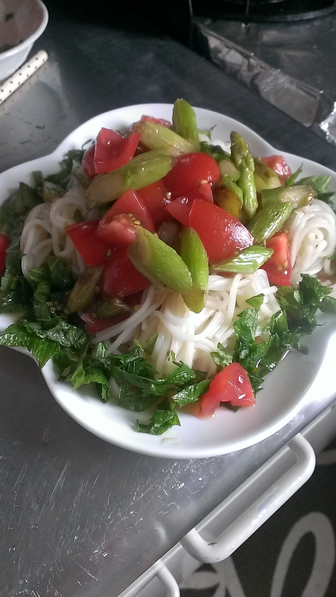 アスパラとトマトのぶっかけ麺