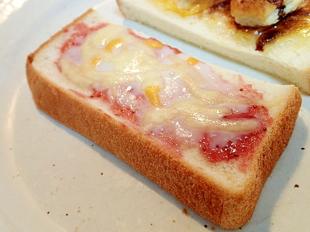 苺ジャムとチーズのトースト