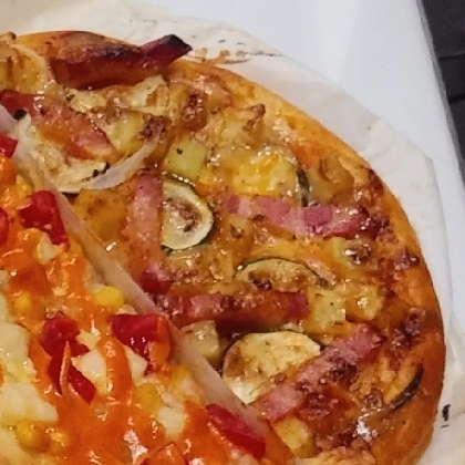 バジルペーストとベーコンのピザ