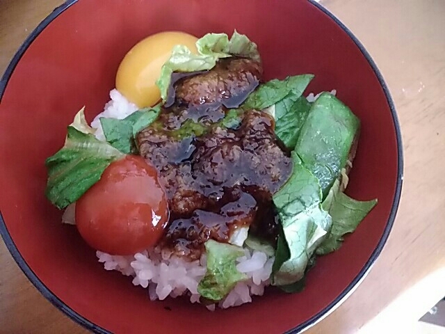 ニンニクおろし醤油で食べるアボカドサラダ卵かけご飯