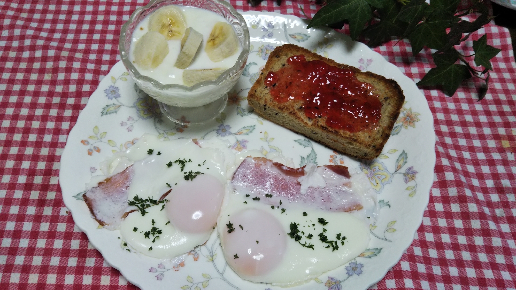 ベーコンエッグとバナナヨーグルトとトースト☆