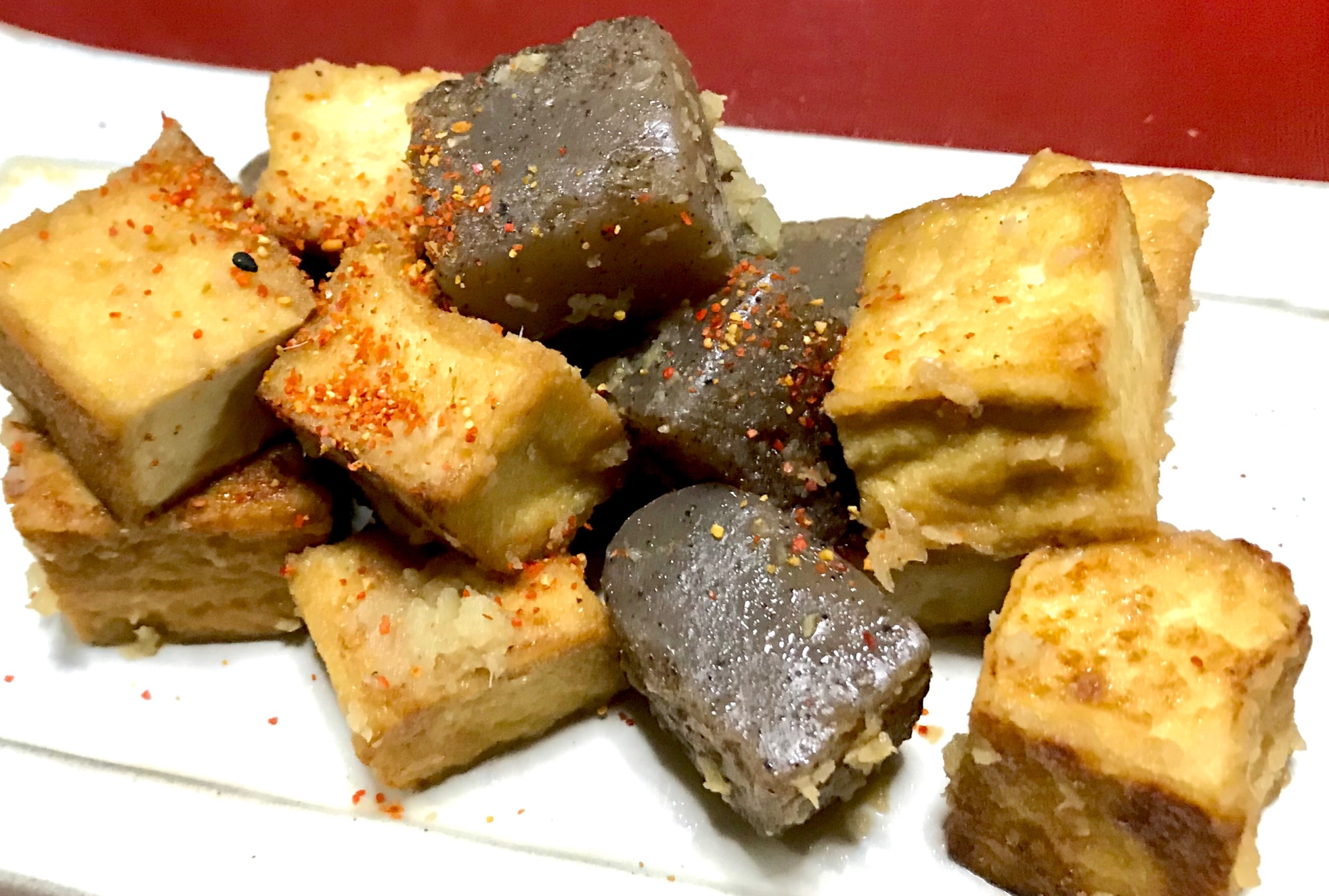 生姜がポイント♫厚揚げとこんにゃくのサイコロ焼き
