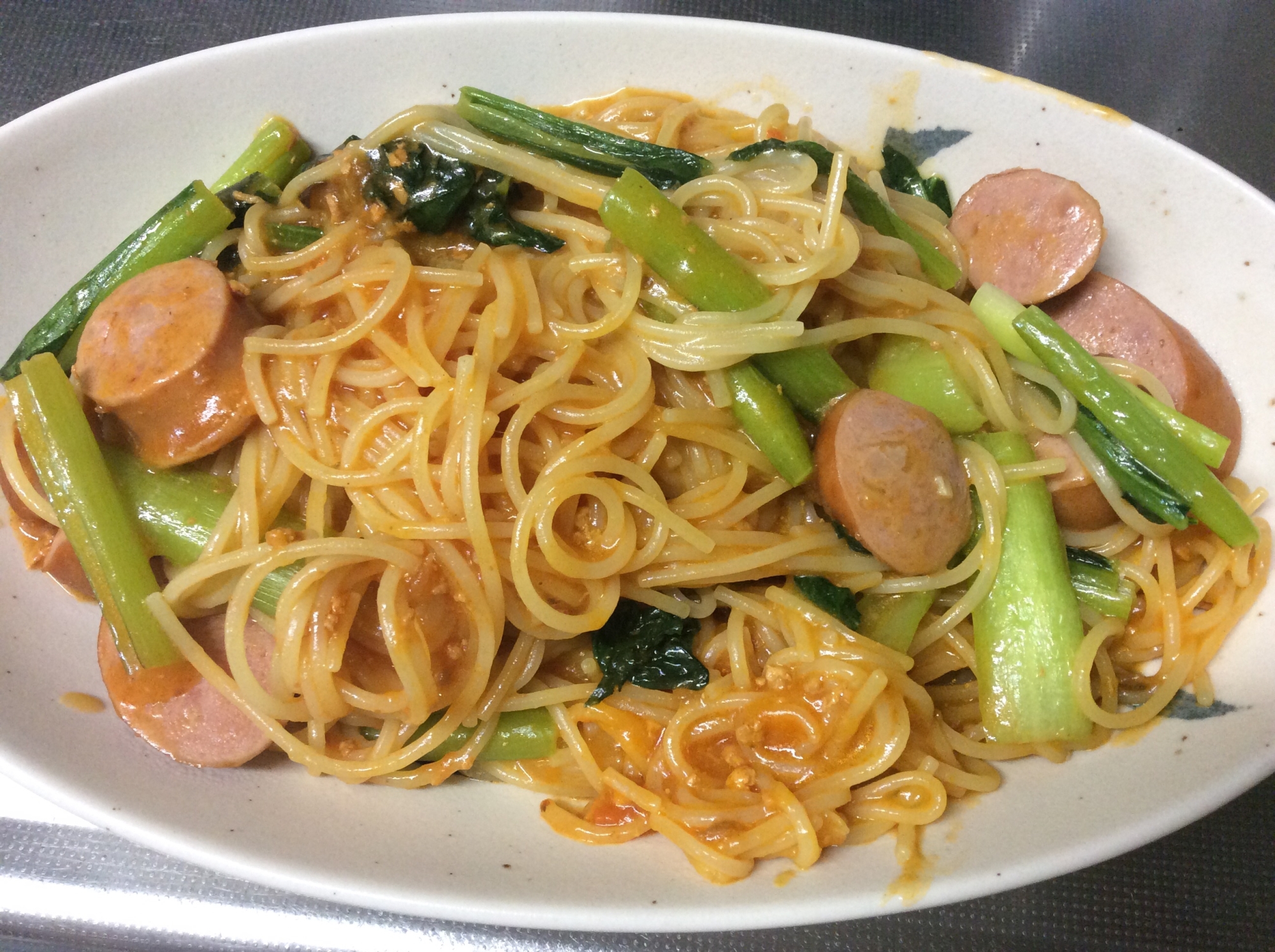 小松菜とフランクフルトのトマトクリームソースパスタ レシピ 作り方 By あんぱん34号 楽天レシピ