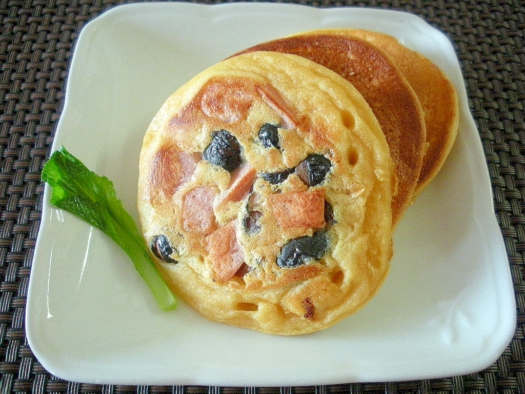 黒豆とソーセージのお食事系大豆粉パンケーキ♪