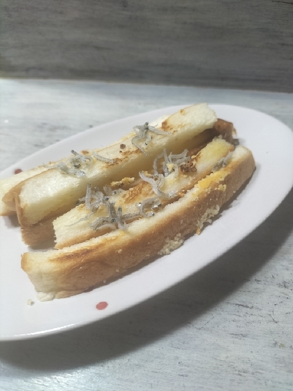 スキレットでガーリックトーストしらす添え