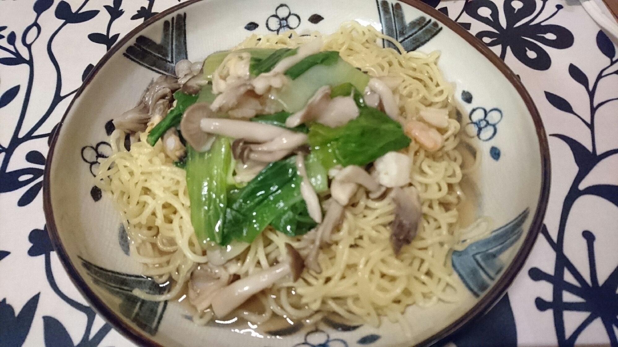 チンゲン菜とキノコのあんかけ焼きそば