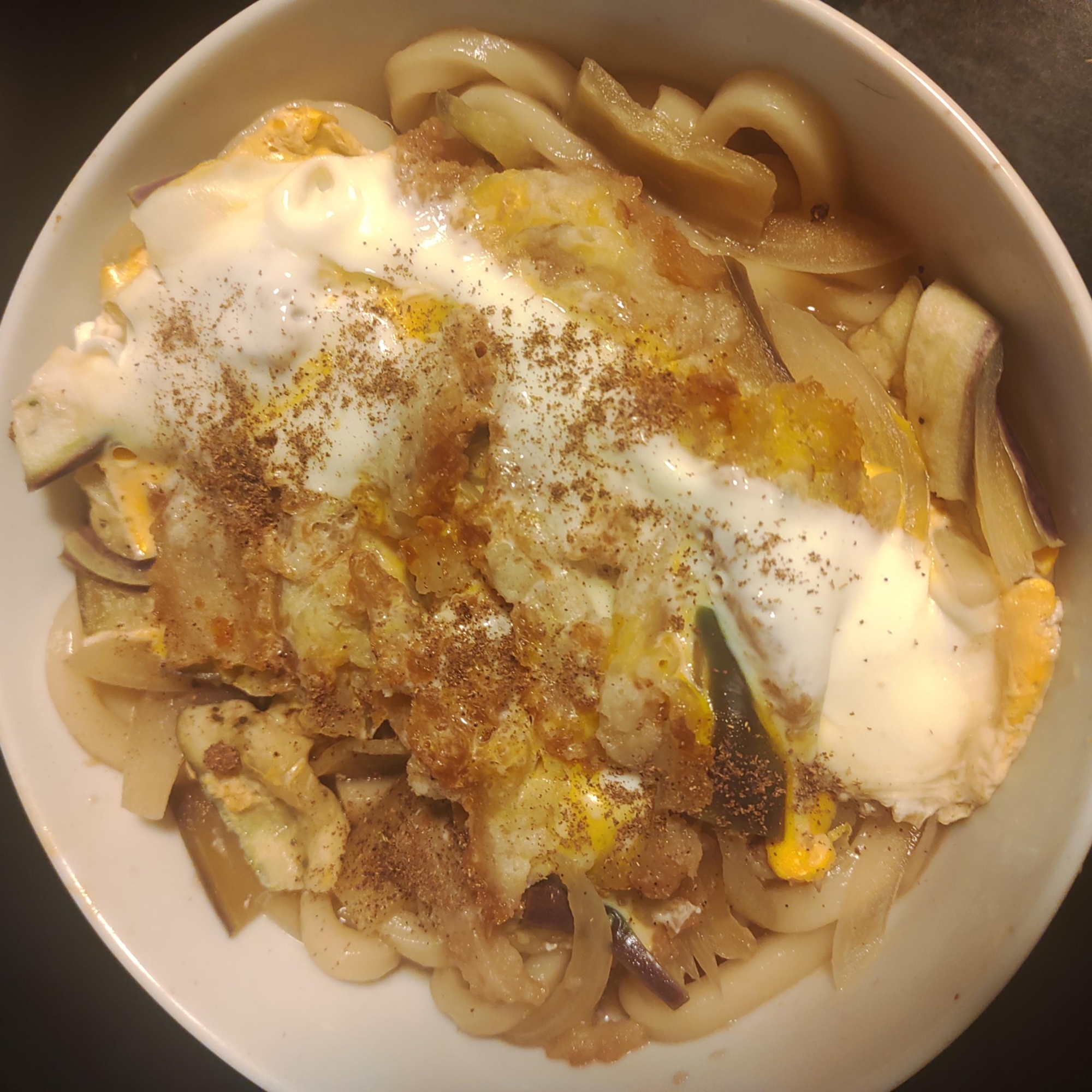 なす、玉ねぎ、メンチカツ卵うどん