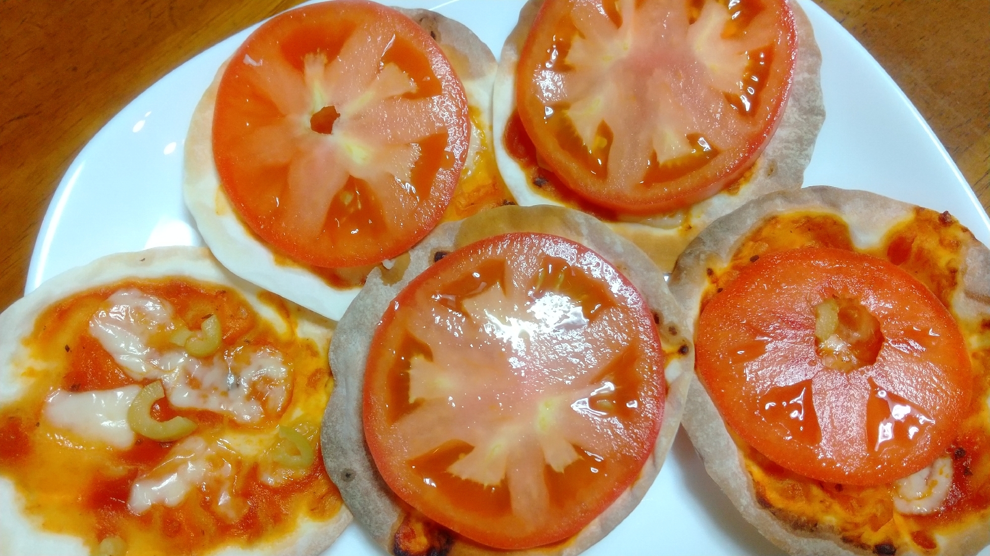 餃子の皮でパリパリとまとピザ