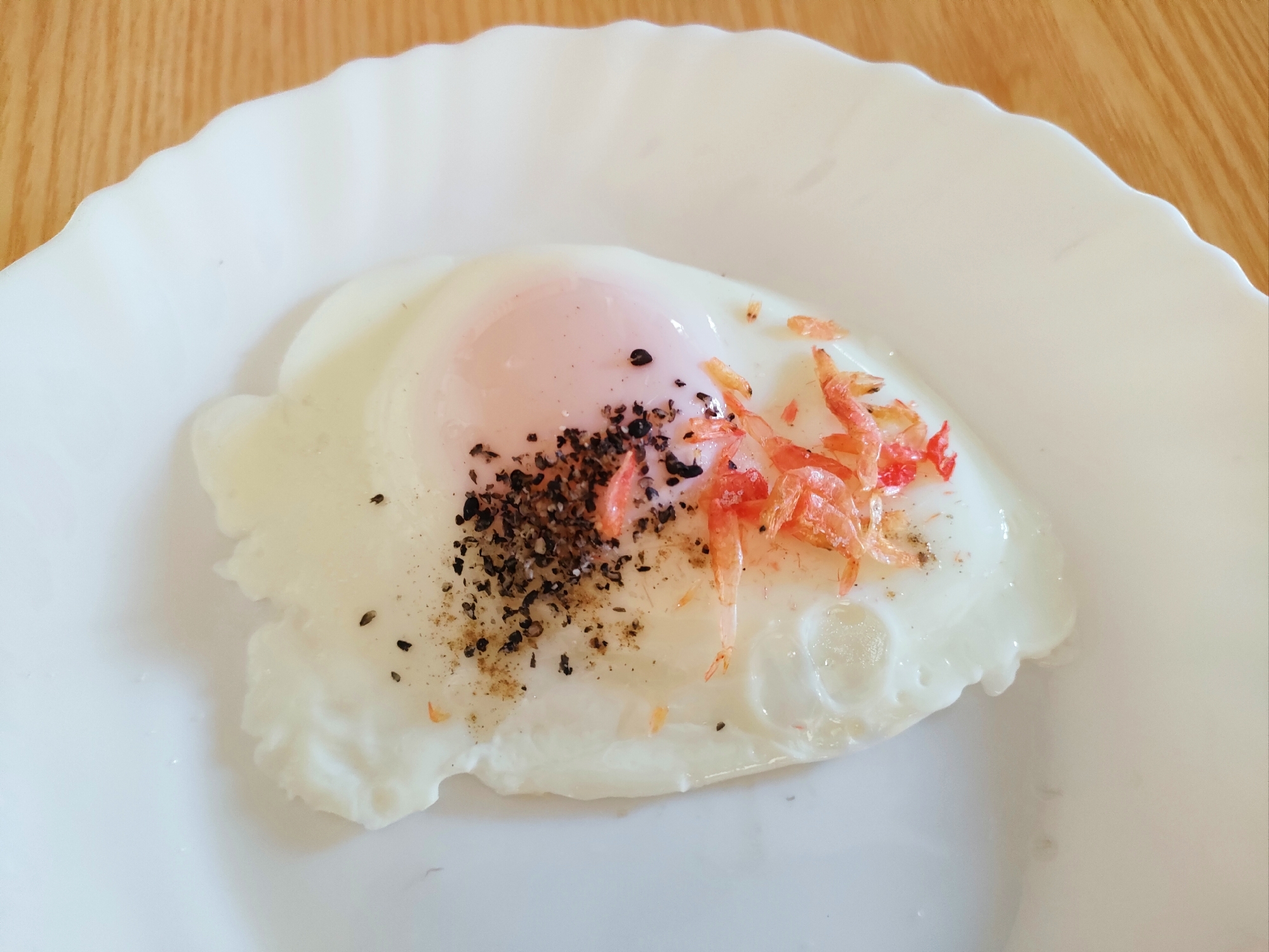 あみえびと黒すりごまの目玉焼き