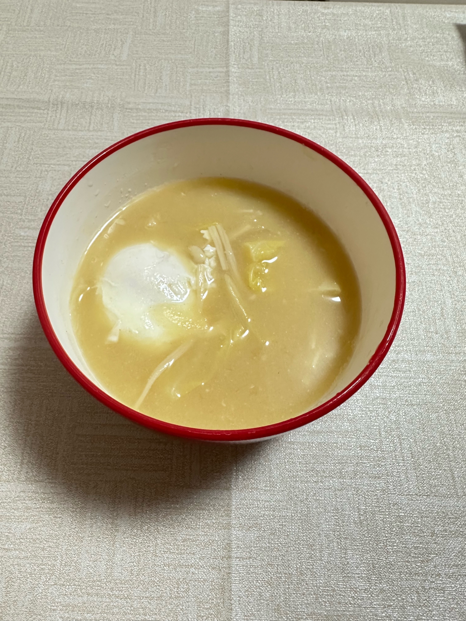 野菜たっぷり落とし卵の味噌汁