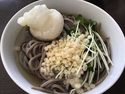 おもちと揚げ玉、かいわれのお蕎麦