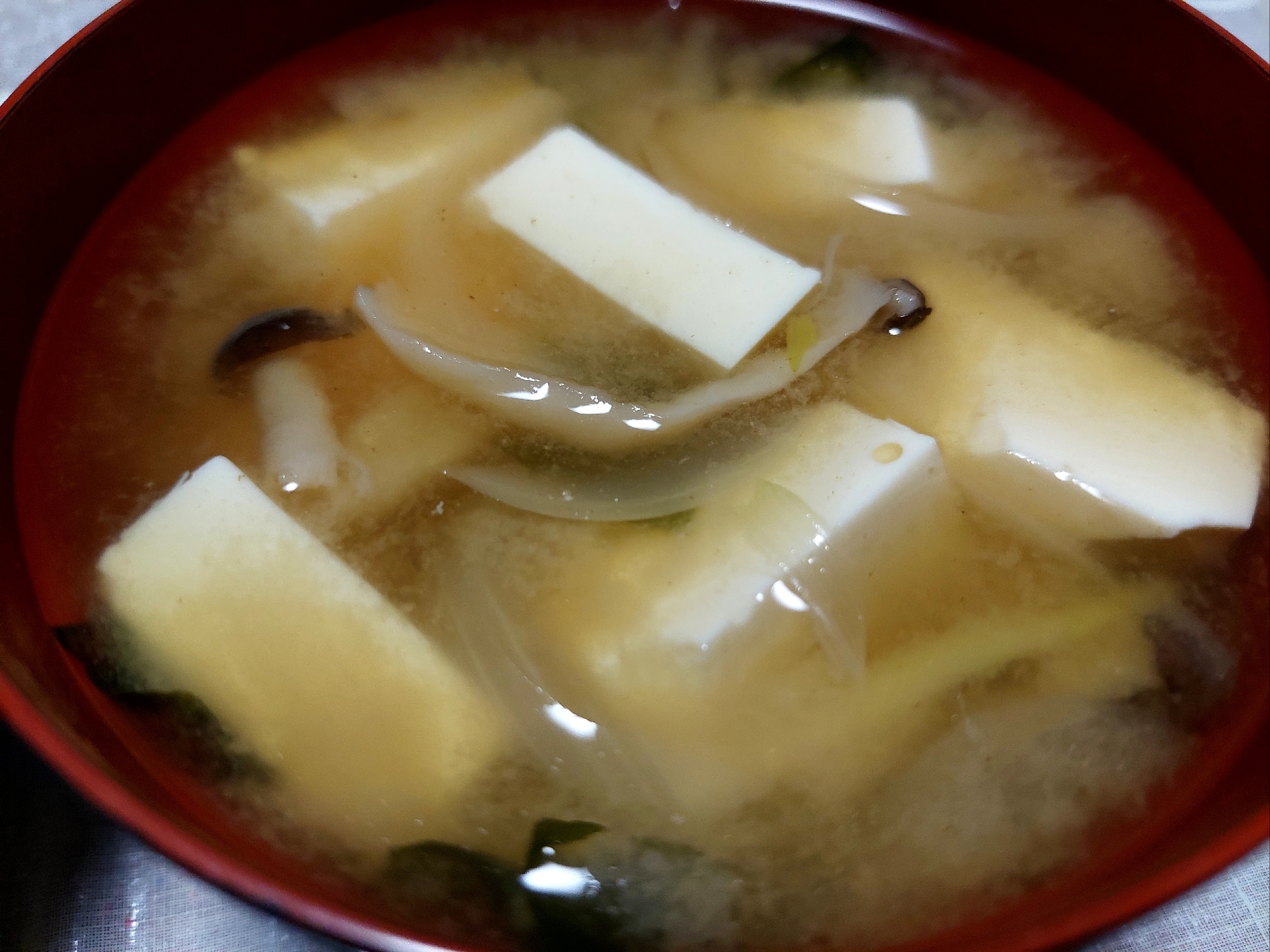 新玉ねぎとしめじと豆腐のお味噌汁