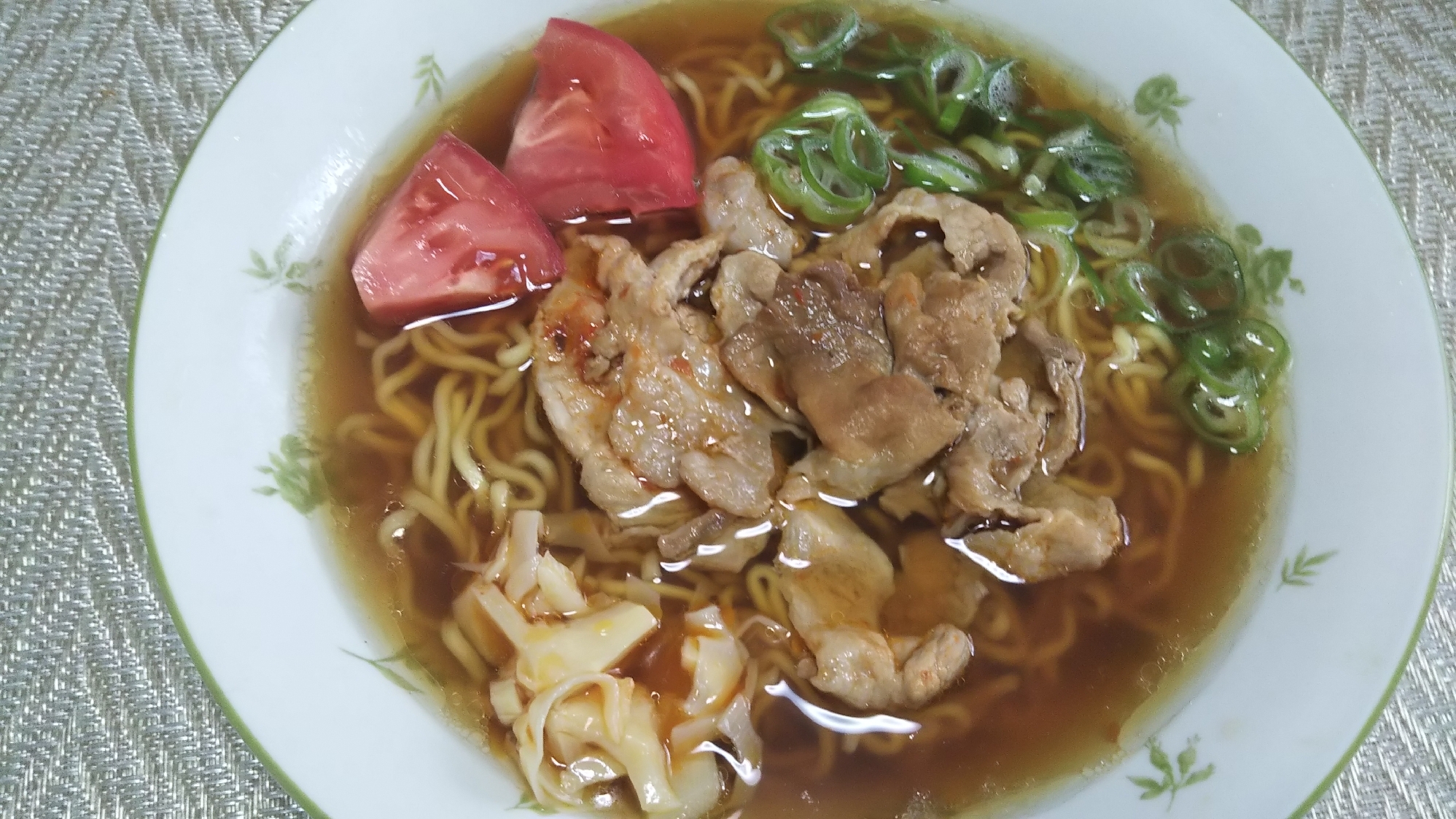 豚肉の豆板醤炒めとメンマとトマトのせ醤油ラーメン☆