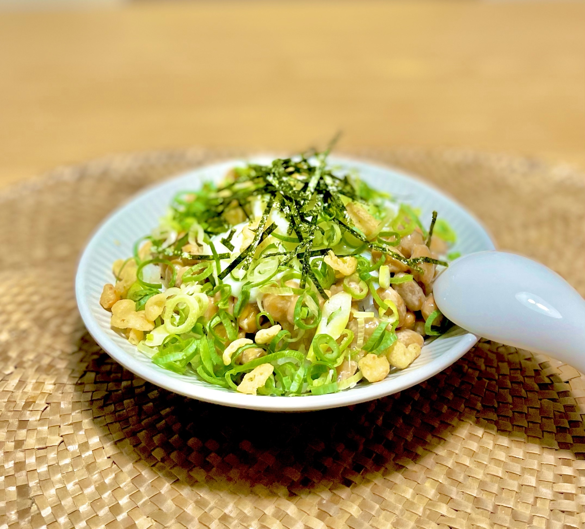 サクサクの揚げ玉が美味しい！葱まみれ納豆丼