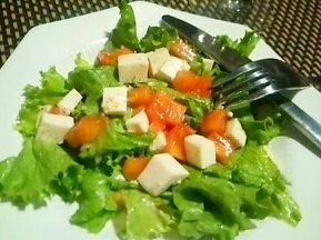 秋のヘルシーサラダ、柿と豆腐のサラダ